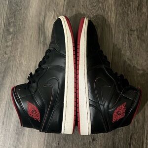 Air Jordan 1 retro black red white mid sneaker shoe. Size 10